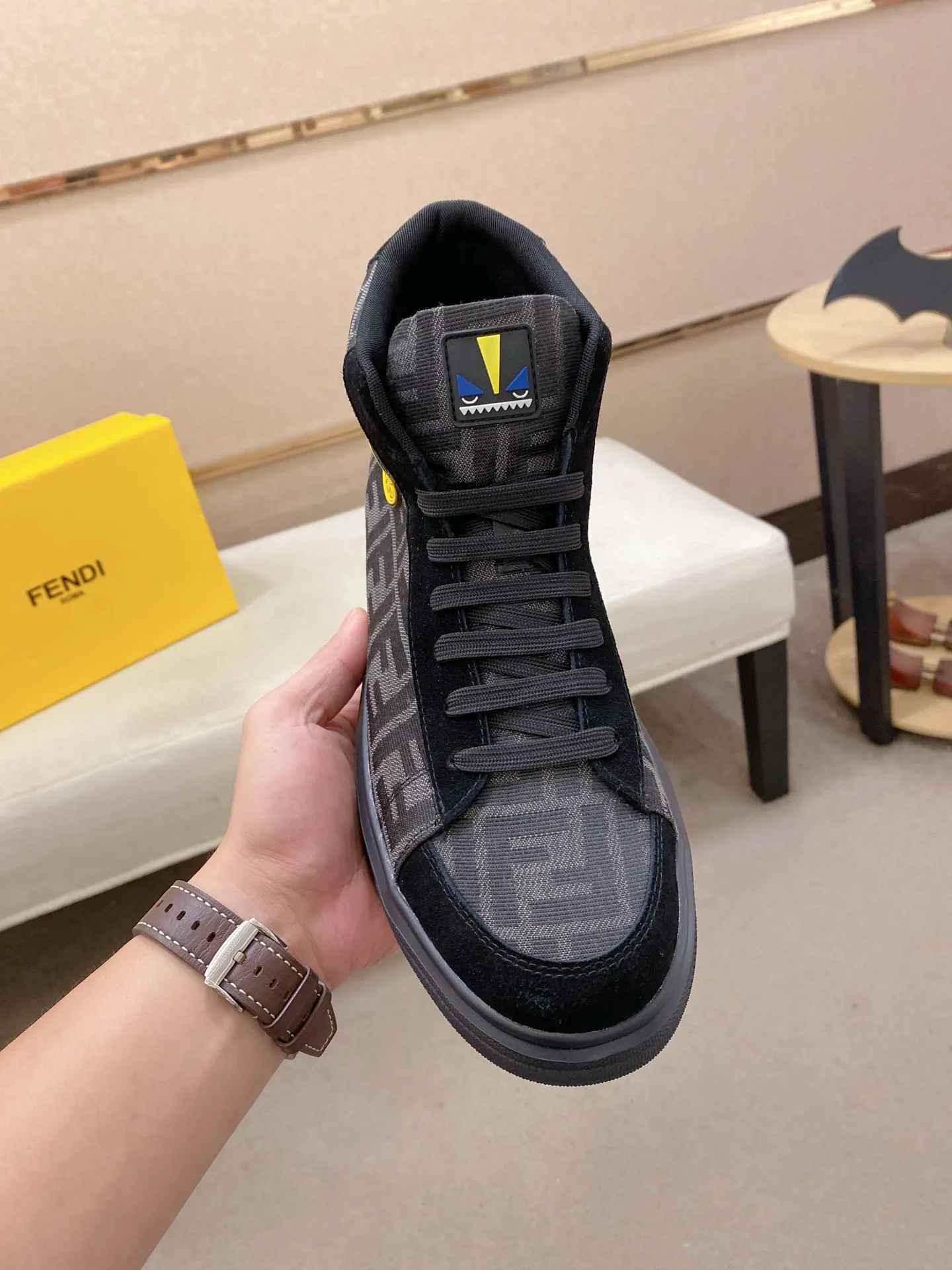 Men's shoes 420💰 (fendi) New high-top 👊🏻 upper 🇮🇹 imported cowhide fabric 🇩🇪 lining imported breathable mesh lining. The original outsole is molded to highlight the identity of every man, and the upper foot is elegant and stable🚶🏻🚶🏻The high-end custom counters reproduce the original version📯No matter the wind or rain, the shoe last remains unchanged and can withstand the verification of time🔍️,🔵 Size: 38-44